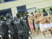 Spoutaní lenové gang bhem policejního zásahu v salvadorských vznicích.