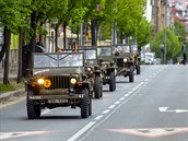 Celkem asi deset historických vojenských vozidel Jeep a Dodge rozdlených na...
