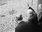 Britský premiér Winston Churchill zdraví dav v den konce války.
