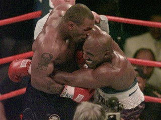 Mike Tyson se zakusuje v odvet s Evanderem Holyfieldem do ucha svho rivala.