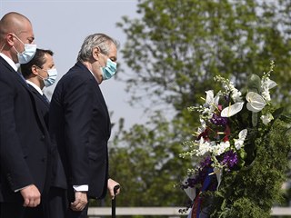 Prezident Milo Zeman (tet zleva) poloil vnec u hrobu Neznmho vojna na...