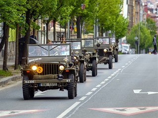 Celkem asi deset historickch vojenskch vozidel Jeep a Dodge rozdlench na...