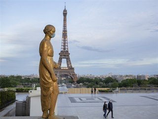 Socha s roukou na nmst Trocadero ped Eiffelovou v. 2. kvtna 2020.