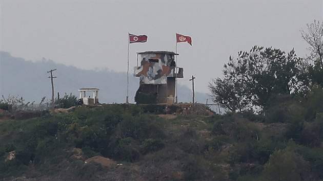 Severokorejská vlajka na hranici s Jiní Koreou.