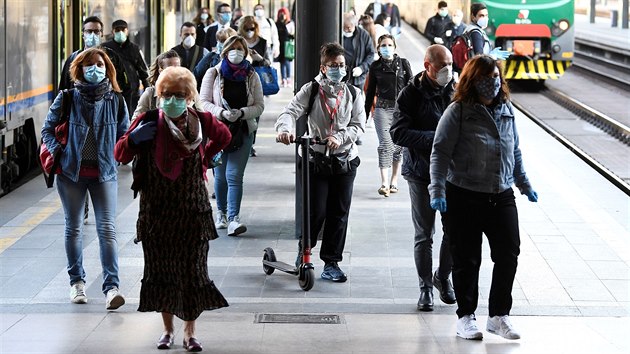 Lidé na milánském nádra�í. Miliony Ital� se dnes v relativním klidu poprvé po...