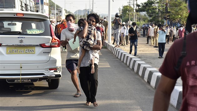 Lidé v zasa�ené oblasti po úniku jedovatého plynu z chemického provozu nedaleko...