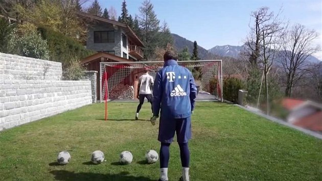 Manuel Neuer bhem tréninku v karantén.