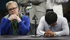 Manny Pacquiao po prohe na tiskovce (vlevo jeho kou Freddie Roach).