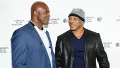 Mike Tyson a Evander Holyfield u opt coby pátelé ped esti lety.