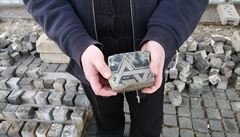 Na Vclavskm nmst se naly stovky dlaebnch kostek z idovskch nhrobk. Jsou na nich zbytky text