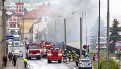 Hasiči zasahovali 6. května 2020 u rozsáhlého požáru, který zasáhl továrnu...