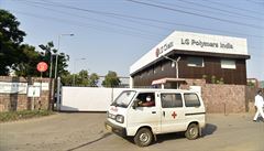 Záchranná slu�ba odvá�í ran�né do nemocnic.