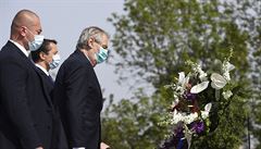Prezident Miloš Zeman (třetí zleva) položil věnec u hrobu Neznámého vojína na... | na serveru Lidovky.cz | aktuální zprávy