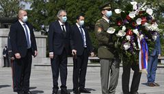 Prezident Miloš Zeman (druhý zleva) položil věnec u hrobu Neznámého vojína na... | na serveru Lidovky.cz | aktuální zprávy