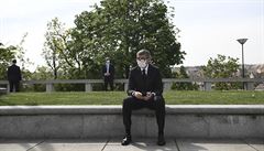 Premiér Andrej Babi� sedí a sleduje p�edstavitele státu, kte�í p�ed ním kladli...