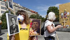 Sympatizanti p�i�li k místu, kde d�íve stála socha mar�ála Kon�va.