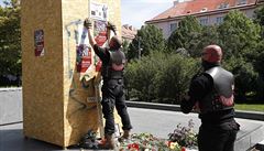 Vyv�sili zde u p�íle�itosti 75. výro�í konce druhé sv�tové války plakát s jeho...