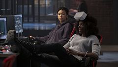 Seriál Upload (2020). Tv�rce: Greg Daniels.
