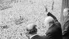 Britský premiér Winston Churchill zdraví dav v den konce války.