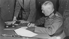 Polní mar�ál Wilhelm Keitel podepisuje bezpodmíne�nou kapitulaci N�mecka 8....