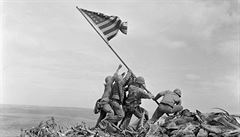Zvedání vlajky na ostrov� Iwo Jima.