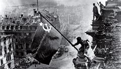 Vzty�ení vlajky nad Reichstagem.