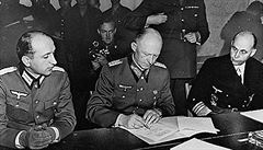 Generál Alfred Jodl podepisuje 7. kv�tna kapitulaci n�meckých vojsk.