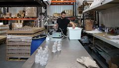 Distilérka ginu v britském Manchesteru vyrábí dezinfekci.