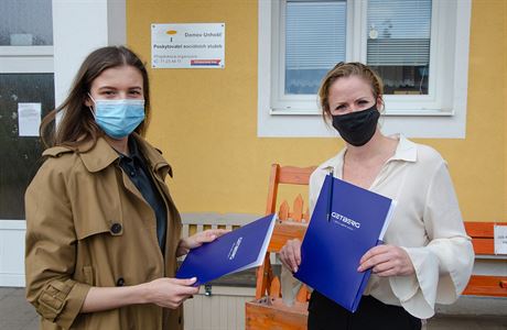 Ivana Nurtdinova (vlevo) z developersk spolenosti Getberg pi pedn dar...