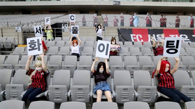 V prázdném hledišti při zápase Soulu se objevily umělé panny využívané jako...
