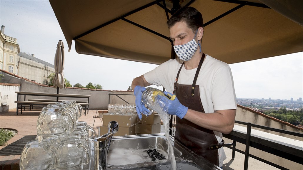 Restaurace Kuchy na Praském hrad se pipravuje ped otevením zahradních...