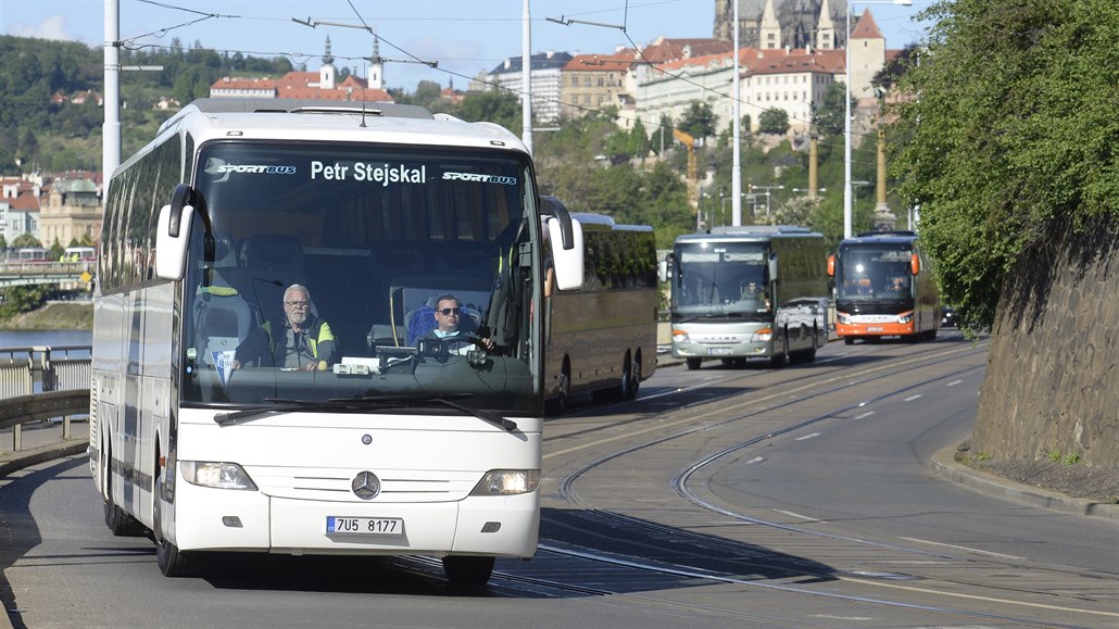 Demonstrativní jízda zájezdových autobusových dopravc Prahou 12. kvtna 2020.