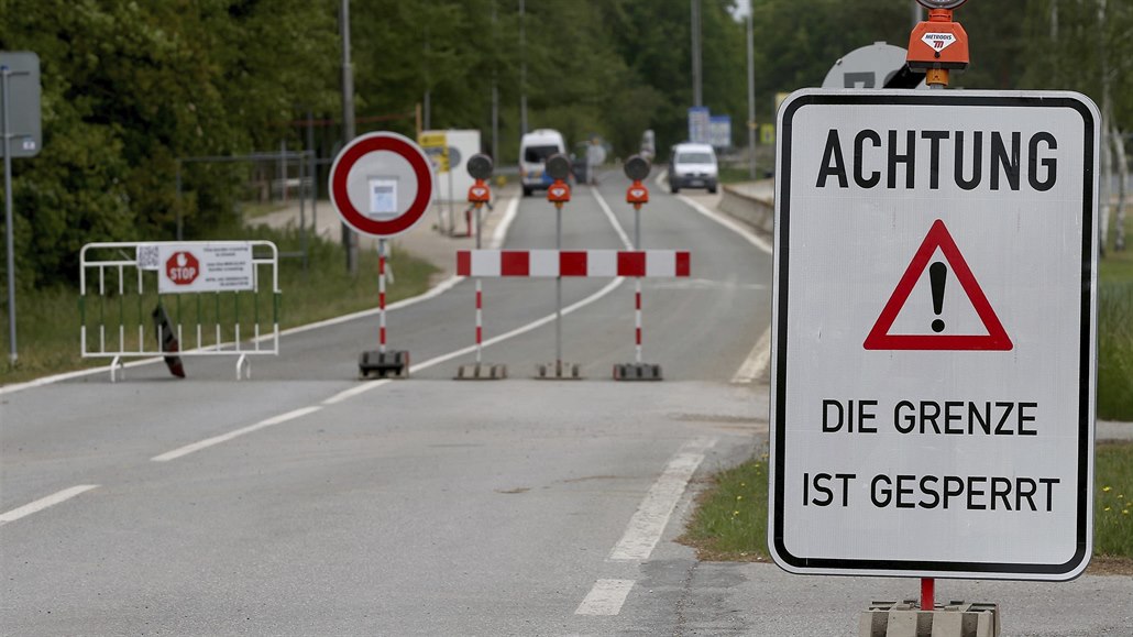 Tento pohled na značku sdělující „státní hranice je zavřená“ na rakousko-českém...