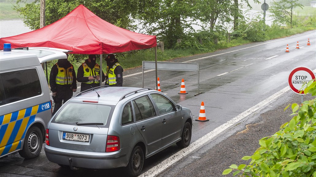 Policisté kontrolují 11. kvtna 2020 vozidla projídjící esko-nmeckým...