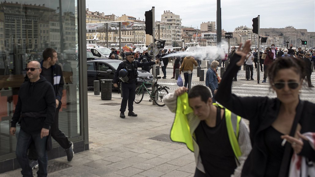 Francouzská policie zasáhla proti protestu hnutí žlutých vest, které v několika...