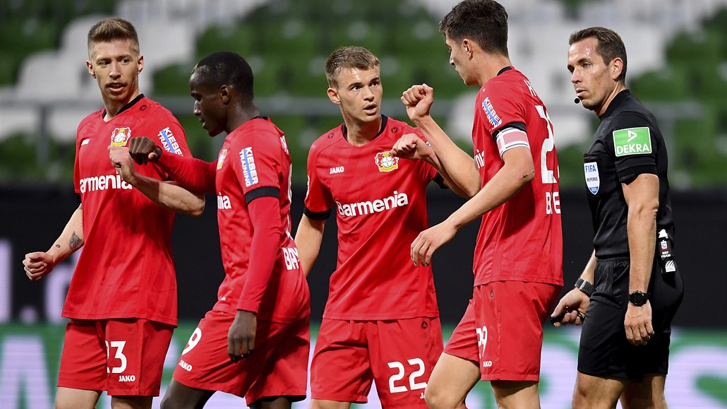 Fotbalisté Bayer Leverkusen se radují z branky do sítě Werderu Brémy.