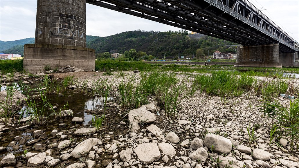 Z velké části suchá část koryta řeky Labe v Ústí nad Labem na snímku ze 4....