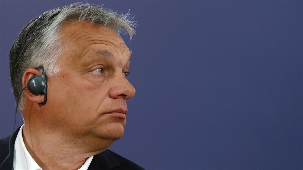 Maďarský premiér Viktor Orbán na tiskové konferenci v Bělehradě, 15. května...