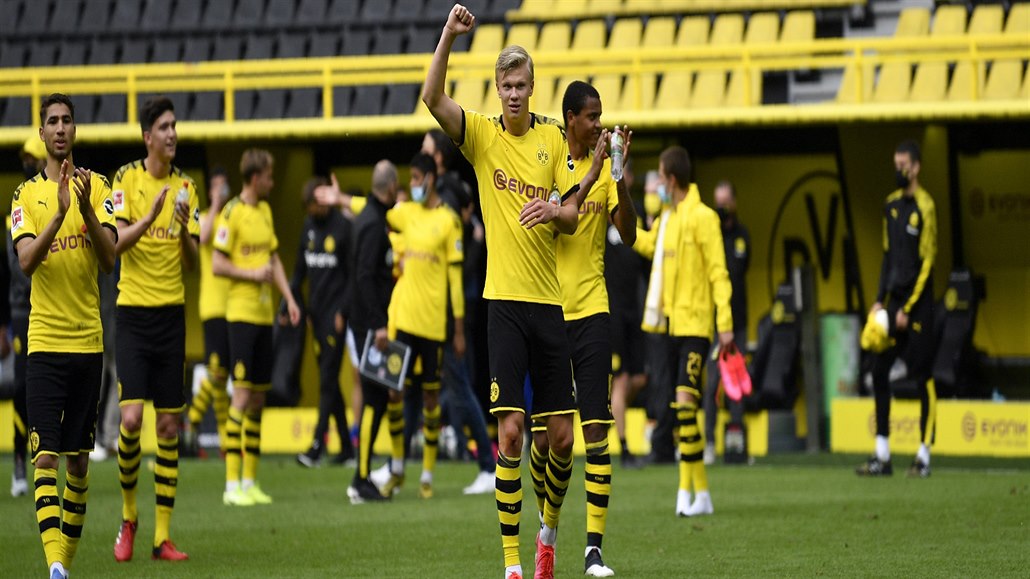 Fotbalisté Dortmundu při návratu německé ligy po dvouměsíční koronavirové pauze...