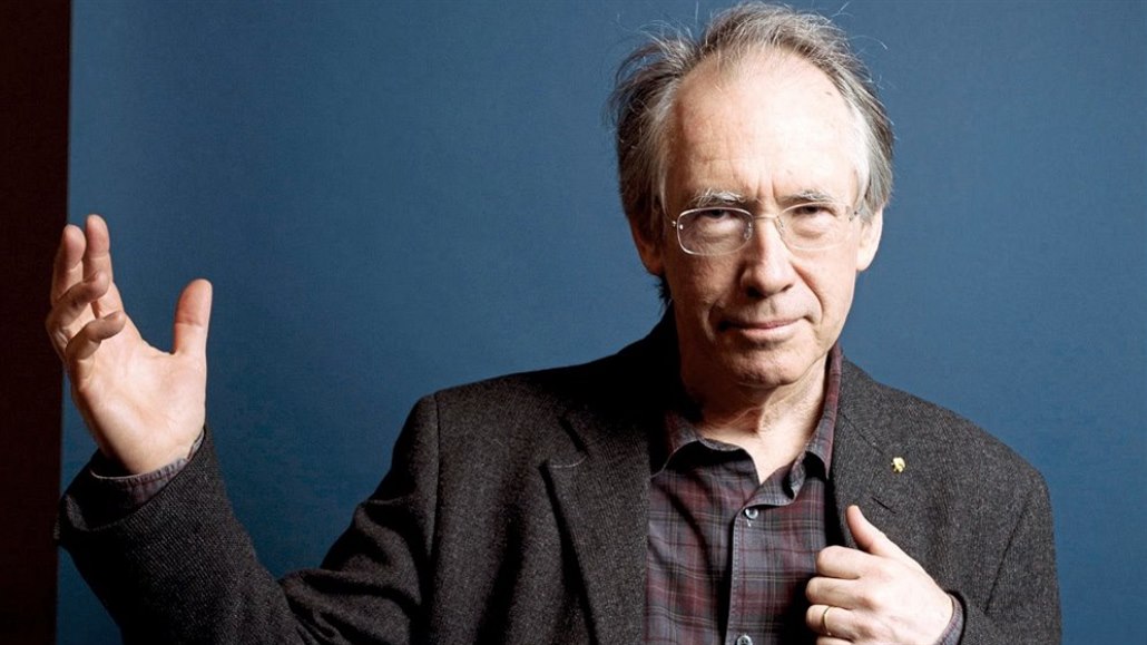 Jako eho Samsa. Ian McEwan karikuje svtové politiky.