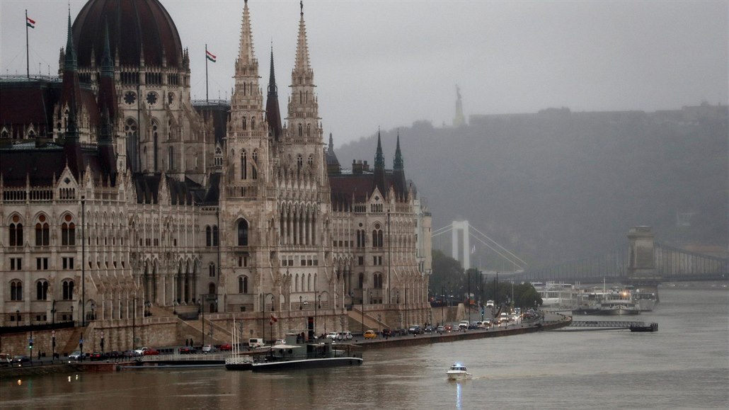 Dunaj u maďarského parlamentu v centru Budapešti.