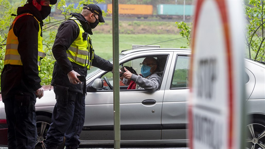 Policisté kontrolují 11. května 2020 vozidla projíždějící česko-německým...