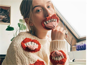 Islandská módní návrháka plete bizarní rouky s obími zuby i ústy