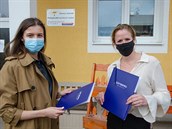 Ivana Nurtdinova (vlevo) z developerské spolenosti Getberg pi pedání dar...