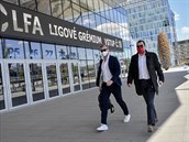Pedseda Fotbalové asociace R Martin Malík (vpravo) pichází na jednání...