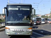 Kolem 50 zájezdových autobus vyrazilo 12. kvtna 2020 ráno na protestní jízdu...