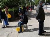 panlé ekají ve front na výdej jídla od dobrovolník v Madridu bhem...