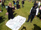 Sobotní protest proti koronavirovým opatením v londýnském Hyde Parku.
