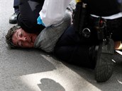 Britská policie nkteré z úastník protestu zadrela.