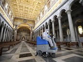 Dezinfekce baziliky svatého Pavla v ím. Kostely v Itálii mají zaít od 18....